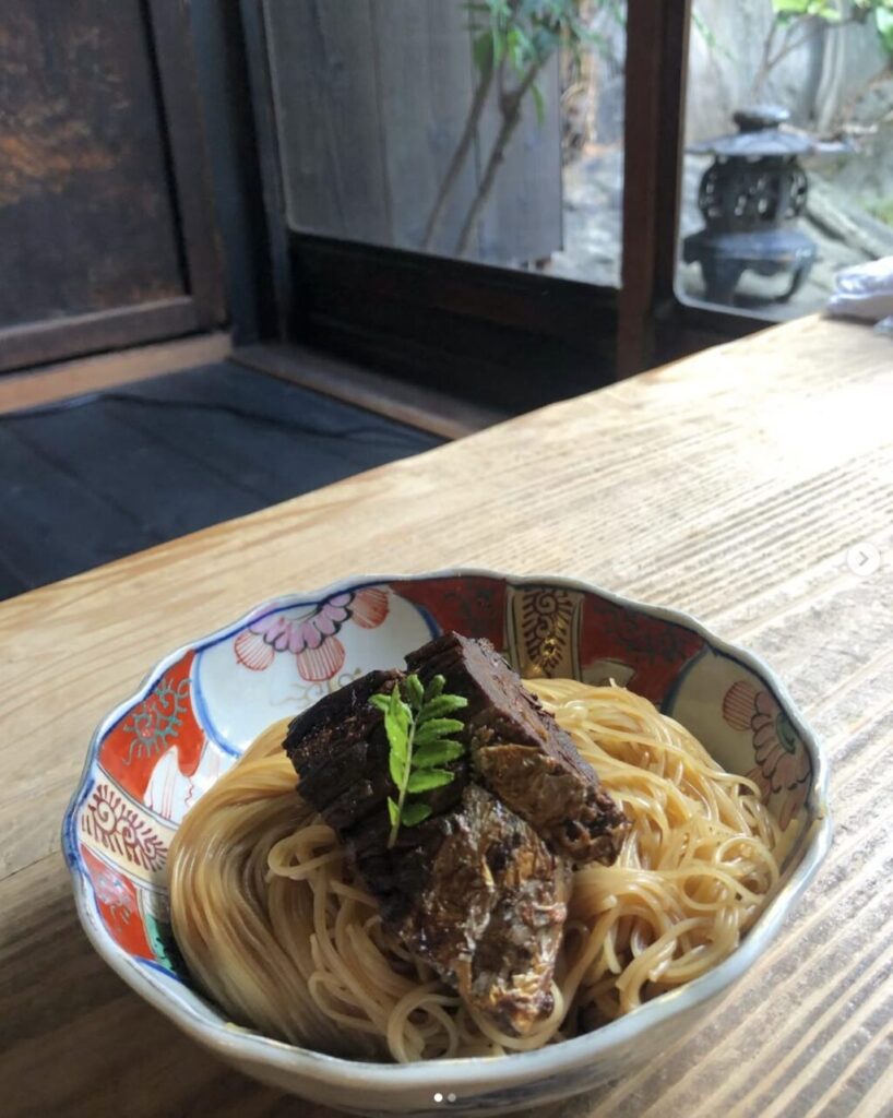 翼果楼の焼き鯖そうめん